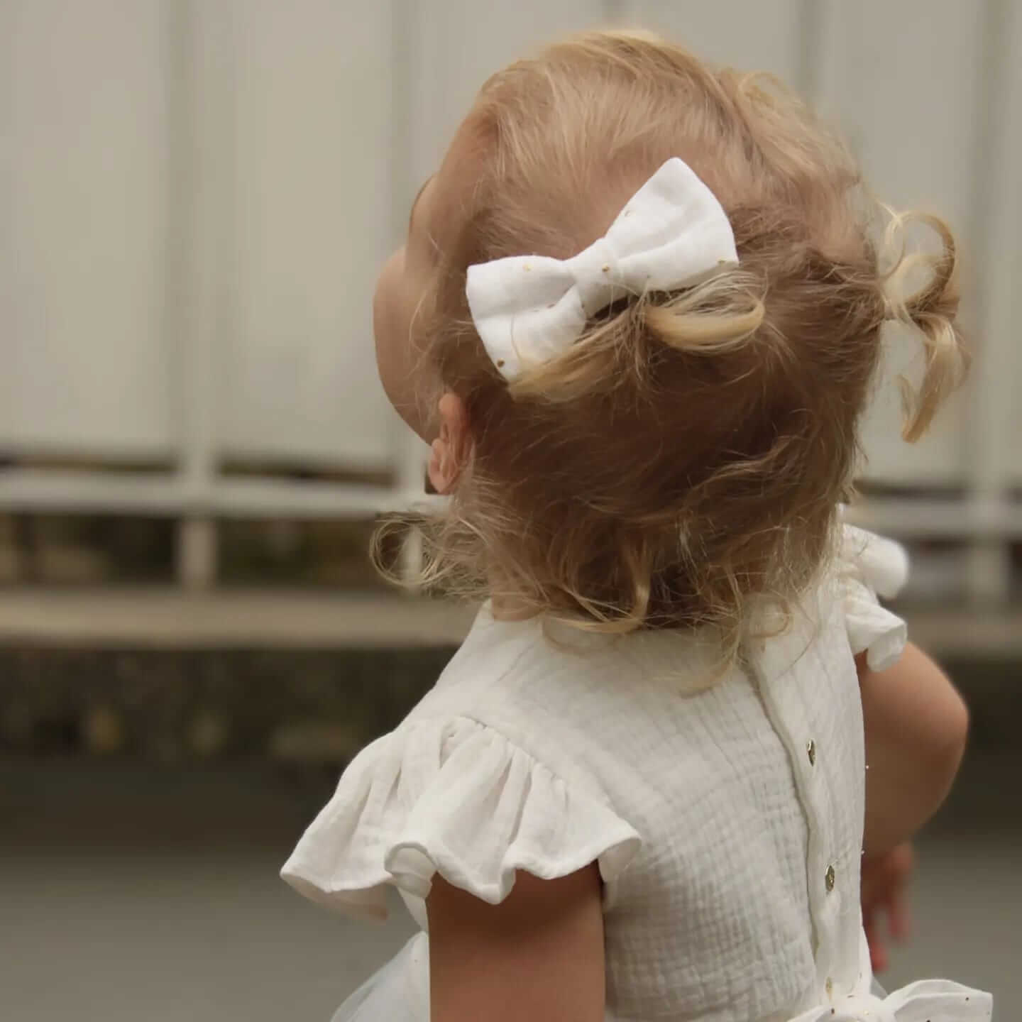 Accueil Gros plan sur un nœud papillon en gaze de coton blanche pailleté or dans les cheveux d